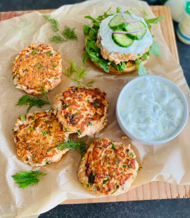 HAMBURGUESA DE SALMÓN AL PLATO CON AGREGADOS