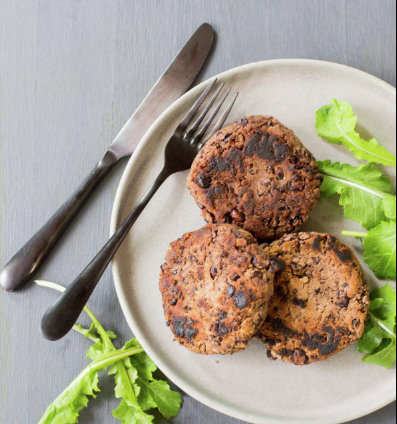 Hamburguesa casera de porotos negros al plato